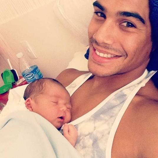 E ele chegou! Zion nasceu no dia 30 de janeiro e virou a estrela das redes sociais dos pais. O pequeno conquistou os fãs do casal, que se derreteram ao verem o bebê de Mika. Em entrevista ao R7, o cantor contou que adora trocar fralda e ajudar a mulher nas tarefas de casa