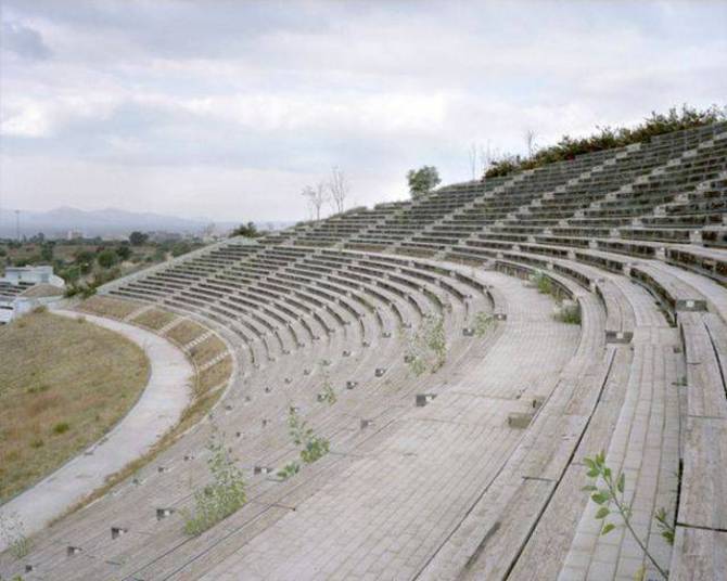 Para muitos, o legado daquilo que um dia foi motivo de orgulho para Atenas, é hoje apenas um acumulado de dívidas para o país