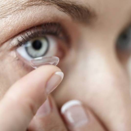 Existe diferença
entre lentes rígidas e gelatinosas 
Hida explica que as lentes de contato rígidas são feitas de um material duro, que não se molda a superfície do olho, mantendo o seu formato.
São indicadas para quaisquer pacientes que gostariam de usar lentes de contato.
As lentes de contato rígidas são consideradas as que menos causam problemas de
saúde ocular pelo fato de ter alta permeabilidade de oxigênio e acumular menos
resíduos (ao contrário do que se imagina), porém, essas lentes incomodam mais
nos olhos.

Já as lentes de
contato gelatinosas geralmente causam mais problemas oculares pelo fato da
permeabilidade ser pior com o decorrer do tempo devido ao acúmulo de resíduos,
porém, são muito mais confortáveis do que as duras. Ambas corrigem graus altos
tanto de astigmatismo, miopia ou hipermetropia
