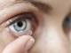 Existe diferença
entre lentes rígidas e gelatinosas 
Hida explica que as lentes de contato rígidas são feitas de um material duro, que não se molda a superfície do olho, mantendo o seu formato.
São indicadas para quaisquer pacientes que gostariam de usar lentes de contato.
As lentes de contato rígidas são consideradas as que menos causam problemas de
saúde ocular pelo fato de ter alta permeabilidade de oxigênio e acumular menos
resíduos (ao contrário do que se imagina), porém, essas lentes incomodam mais
nos olhos.

Já as lentes de
contato gelatinosas geralmente causam mais problemas oculares pelo fato da
permeabilidade ser pior com o decorrer do tempo devido ao acúmulo de resíduos,
porém, são muito mais confortáveis do que as duras. Ambas corrigem graus altos
tanto de astigmatismo, miopia ou hipermetropia
