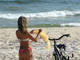 No melhor estilo carioca, a gata pedalou para chegar à praia de Ipanema