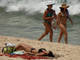 A banhista exibiu barriga negativa ao relaxar em um banho de sol