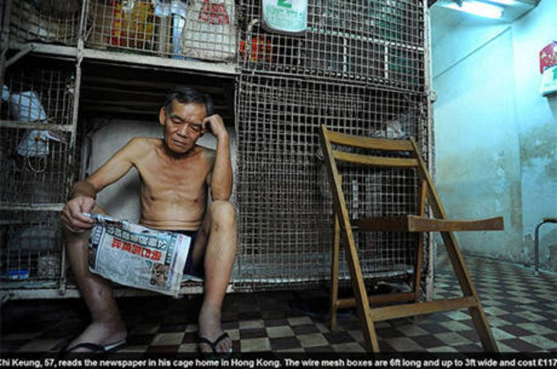 Em uma das cidades mais ricas do mundo, Hong Kong, as pessoas pobres são forçadas a viverem como animais em jaulas de malha de arame. Eles pagam cerca de R$ 463 (1.500 dólares de Hong Kong) por ano para ficarem no local.  O governo diz que o negócio é ilegal