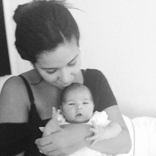 Mamãe de primeira viagem, Helô Oliveira se saiu muito bem! A mulher de Micael Borges posou linda com Zion no colo