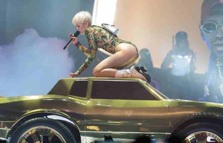 A cantora ficou de quatro em cima do carro enquanto cantava. O show faz parte da turnê Bangerz Tour A cantora ficou de quatro em cima do carro enquanto cantava. O show faz parte da turnê Bangerz Tour