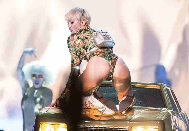 Em uma fase rebelde, Miley Cyrus não economiza nas poses sensuais. Com fio dental, a loirinha empinou o bumbum em cima de um carro no palco Em uma fase rebelde, Miley Cyrus não economiza nas poses sensuais. Com fio dental, a loirinha empinou o bumbum em cima de um carro no palco