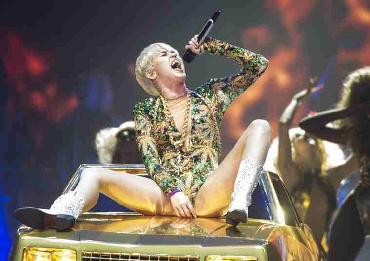 A cantora Miley Cyrus se apresentou em Vancouver, no Canadá, nesta sexta-feira (14) e, como tem se tornado comum, ela causou polêmica, principalmente por causa do look bem ousado A cantora Miley Cyrus se apresentou em Vancouver, no Canadá, nesta sexta-feira (14) e, como tem se tornado comum, ela causou polêmica, principalmente por causa do look bem ousado