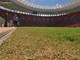 Estádio mais caro do Mundial - de acordo com o TC-DF (Tribunal de Contas do Distrito Federal) suas obras ultrapassaram o custo de R$ 1,5 bilhão -, o Mané Garrincha está pronto para receber o maior evento do futebol mundial. Palco da abertura da Copa das Confederações do ano passado, tem como seu principal problema as condições do gramado, especialmente nas áreas próximas às linhas de fundo (foto). A&nbsp;Coordenadoria de Comunicação para a Copa no DF, no entanto, garantiu que o piso estará em perfeitas condições até o início do evento