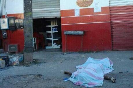 Jovem foi alvejado pelos disparos em um via pública do bairro