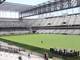 Até o momento, o estádio paranaense é o mais atrasado entre todas as 12 sedes do Mundial. Após ser&nbsp;duramente advertido por Jerôme Valcke, em 21 de janeiro, o Atlético-PR e a Governo do Paraná aceleraram o andamento das obras, aumentando em 40% o número de operários e incluindo uma terceira jornada de trabalho. Com isso, a Arena da Baixada apresentou uma grande evolução no mês de fevereiro, mas continua em situação preocupante.Nesta imagem, divulgada pelo Atlético-PR na semana passada, é possível ver que o gramado já foi plantado e que a cobertura está quase toda instalada. De acordo com o clube, as cadeiras já estão prestes a ser colocadas e faltam apenas obras de acabamento