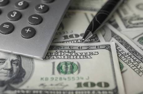 O dólar perdeu 0,77%, a R$ 2,203 na venda, acumulando baixa de 3,48% só nas últimas três sessões