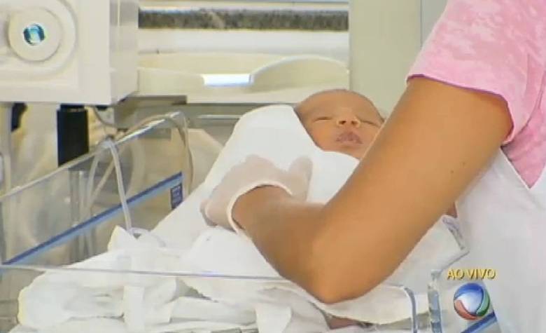 

A bebê que nasceu ainda no local do acidente que matou os
seus pais em Goiânia (GO), no dia 4 de fevereiro, deixou o hospital e ficará
com os avós maternos. A menina Isabela 

nasceu no asfalto com 2,900 kg e fraturou o fêmur, uma clavícula e teve um ferimento na cabeça. Agora os parentes se apegam nela como a única coisa boa de uma história de tragédia 