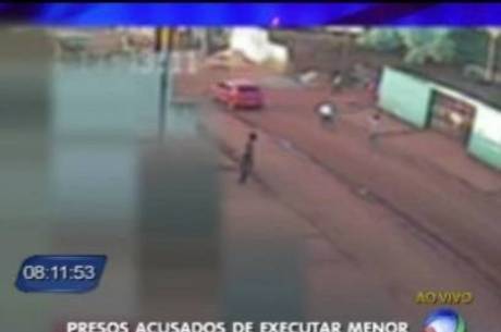 Atirador se aproxima pelas costas da vítima e atira várias vezes na cabeça