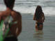 A morena caminhou charmosa para um mergulho no mar de Ipanema