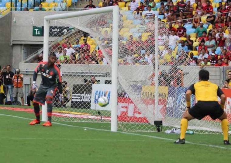 A visão — ou falta dela — do árbitro Rodrigo Castanheira, que não viu um gol claro do Vasco no clássico contra o Flamengo no último domingo (16) continua dando o que falar