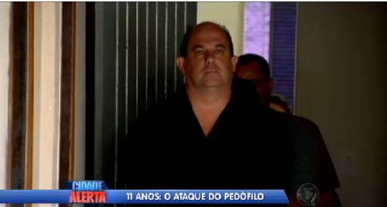 O analista de sistemas, Fábio
Eduardo Bacaroglo, de 45 anos, preso em flagrante em um shopping de São
Bernardo do Campo, Grande ABC, suspeito de pedofilia, caiu em uma armadilha do pai de uma de suas vítimas. Após ter acesso a conversa que a filha de
11 anos tinha com o suspeito pelo Facebook, o pai procurou a polícia e foi orientado a se passar pela filha e marcar um encontro com o analista