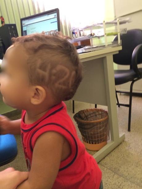 corte de cabelo de menino com desenho