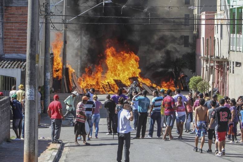 Os moradores de um conjunto habitacional ocupado entraram em confronto com a Polícia Militar, na manhã desta quinta-feira (20), durante a reintegração de posse. No local, moram 3.000 pessoas