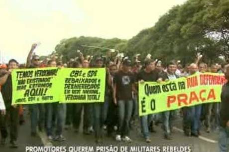 Cerca de mil policiais e bombeiros militares protestaram nesta quinta-feira (20) contra o reajuste oferecido pelo GDF