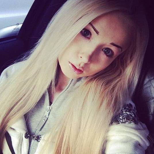 Os sangrentos protestos contra o governo da Ucrânia, que já deixaram dezenas de mortos no conflito entre oposição e as forças do governo, assustaram a Barbie mais famosa do mundo. Valeria Lukyanova não saía nem de casa. Ela vem postando fotos na rede social do país com cara de assustadinha, coitada. Mesmo assim, no calor do lar, Valeria dá seu show habitual postando fotos que fazem a alegria dos fãs