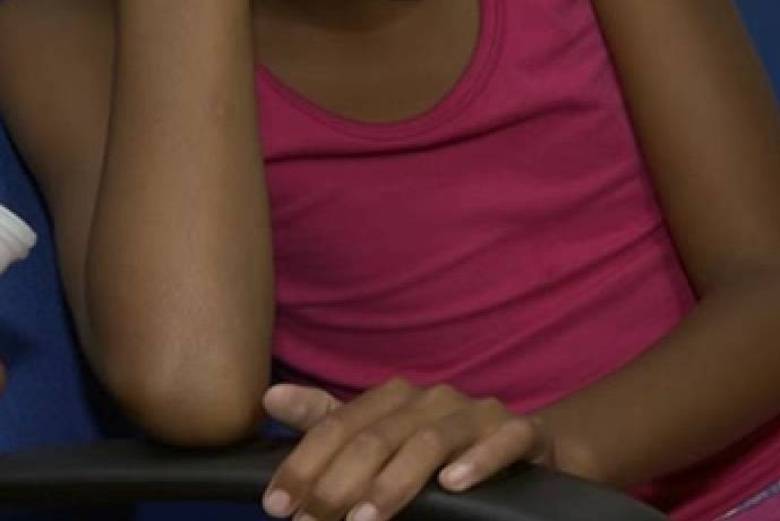 

Uma menina de 11 anos foi sozinha
até uma delegacia de polícia em Icoaraci, no Pará, para denunciar o próprio
pai. Ela afirmou que ele tentou beijá-la a força e que disse que queria ‘namorá-la’

