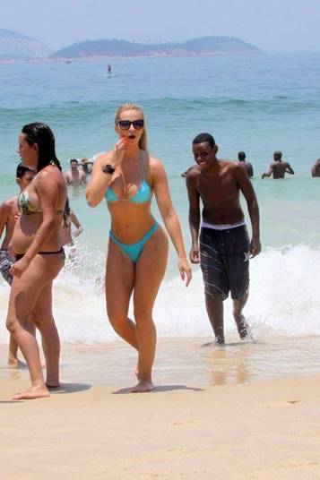 Veridiana Freitas, capa de uma das edições da revista Playboy, também não escapou dos olhares mais atentos de um banhista na praia (repare bem na alegria do rapaz). Quando estava voltando para a areia, a modelo ganhou um 'confere' e tanto!