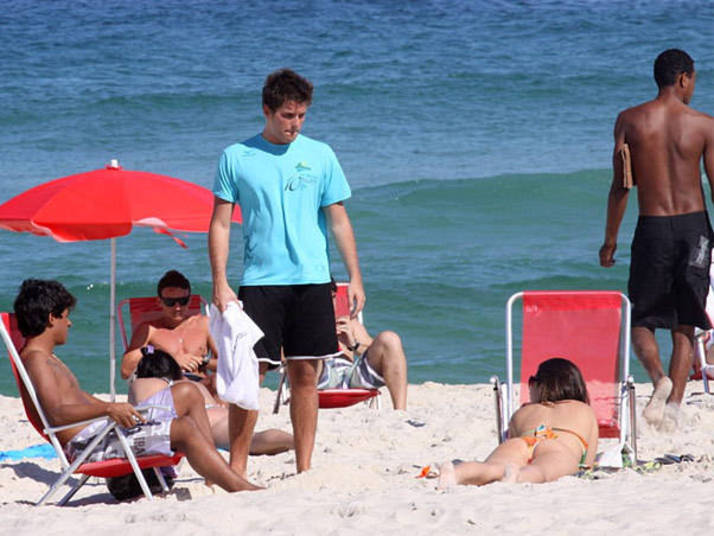 O ator, que curtia tranquilamente um dia de praia no Rio, não resistiu e deu uma olhadinha para as formas de Fernanda Paes Leme. Será que depois a repercussão das fotos não pegou mal?