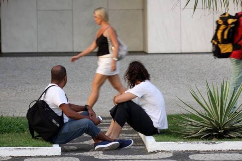 Gabriel O Pensador é outro famoso que engrossa nossa divertida lista dos 'conferes'. O músico, que conversava com um amigo sentado tranquilamente em um jardim, até parou de falar quando quando avistou uma mulher loira de minissaia passando por ele Gabriel O Pensador é outro famoso que engrossa nossa divertida lista dos 'conferes'. O músico, que conversava com um amigo sentado tranquilamente em um jardim, até parou de falar quando quando avistou uma mulher loira de minissaia passando por ele