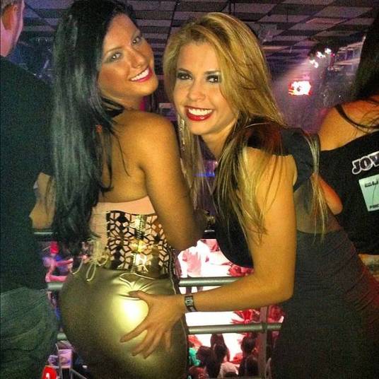 A ex-BBB Cacau também fez as vezes de Thiago Gagliasso e deu um 'confere' nada discreto na amiga Babi Rossi. A ex-participante do Big Brother Brasil deu uma apertadinha no bumbum da ex-panicat em uma boate de Campinas, em São Paulo A ex-BBB Cacau também fez as vezes de Thiago Gagliasso e deu um 'confere' nada discreto na amiga Babi Rossi. A ex-participante do Big Brother Brasil deu uma apertadinha no bumbum da ex-panicat em uma boate de Campinas, em São Paulo