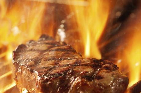 Dieta com muita carne pode ser tão prejudicial como fumar