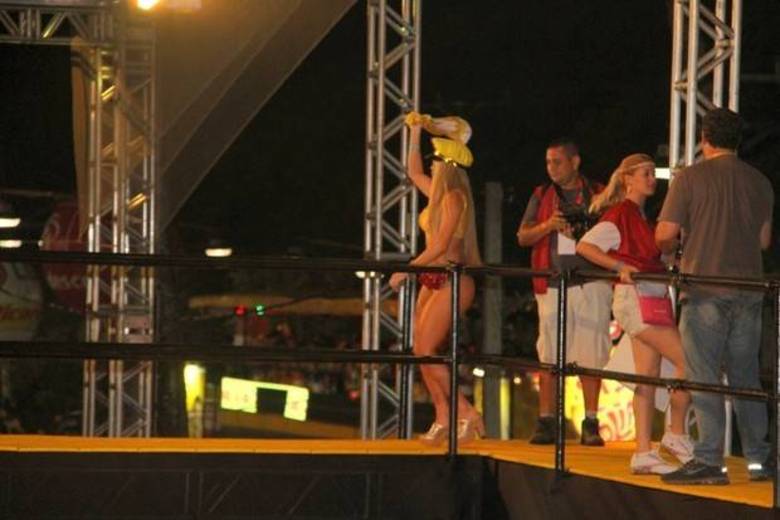 Agora é a vez de falarmos de Aryane Steinkopf. A ex-panicat não só enlouqueceu os fãs durante evento em Salvador, como também desviou a atenção de um fotógrafo que trabalhava no local. Repare também na 'concentração' do colega! Agora é a vez de falarmos de Aryane Steinkopf. A ex-panicat não só enlouqueceu os fãs durante evento em Salvador, como também desviou a atenção de um fotógrafo que trabalhava no local. Repare também na 'concentração' do colega!