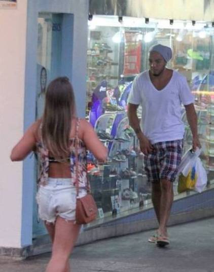 Belo foi visto fazendo compras em um shopping no Rio de Janeiro, e, ao se aproveitar
da ausência da mulher, Gracyanne Barbosa, foi flagrado olhando para uma
morena que vinha em sua direção