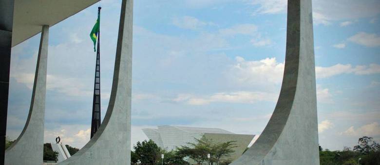 O tempo no DF nesta sexta-feira (4) será de sol, alternando com pancadas de chuva e possíveis trovoadas. A temperatura mínima será de 18ºC e a máxima de 30ºC. A umidade do ar deve ficar entre 29% e 57%