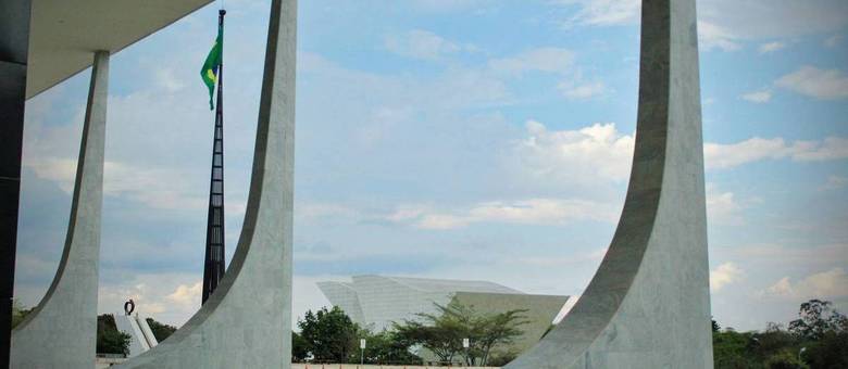 O tempo nesta segunda-feira (23) será parcialmente nublado com pancadas de chuvas isoladas no Distrito Federal. A temperatura máxima pode chegar a 38ºC e a mínima pode ser de 18ºC. A umidade relativa do ar varia entre 26% e 71%