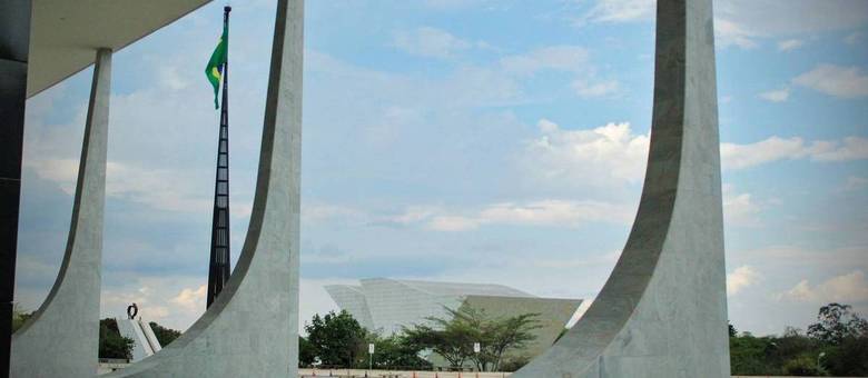 O domingo (25), será de sol alternado com pancadas de chuva e possíveis trovoadas no Distrito Federal, de acordo com a previsão meteorológica. A mínima prevista é de 17ºC e a máxima de 26ºC. A umidade relativa do ar deve ficar entre 50% e 76%