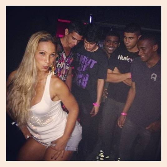 Outra que também levou olhadas nada discretas foi Valesca
Popozuda. A funkeira atraiu a atenção de cinco marmanjos em uma boate com seu
famoso “popozão”. Acha que ela se intimidou? Que nada! A cantora ainda mandou
um beijinho no ombro Outra que também levou olhadas nada discretas foi Valesca
Popozuda. A funkeira atraiu a atenção de cinco marmanjos em uma boate com seu
famoso “popozão”. Acha que ela se intimidou? Que nada! A cantora ainda mandou
um beijinho no ombro