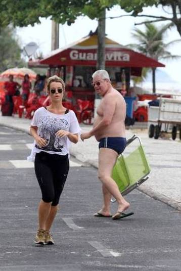 Juliana Didone, atriz da Record, também levou um “confere”. A olhada veio de um tiozão enquanto se
exercitava na orla da Barra da Tijuca, no Rio. Assim que passou correndo pelo homem
foi admirada por sua excelente forma física