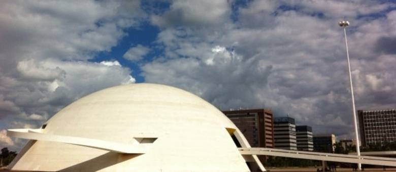 O tempo no DF nesta quinta-feira (26) será de sol, alternando com pancadas de chuva e possíveis trovoadas. A temperatura mínima será de 19ºC e a máxima de 33ºC. A umidade do ar deve ficar entre 36% e 73%