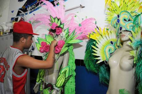 Aruc prepara as fantasias para o desfile deste ano