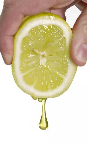 Cuidado ao ingerir alimentos cítricos para não manchar a sua pele