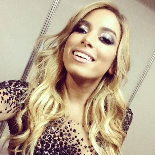 Na última quinta-feira (28), Anitta supreendeu seus fãs ao mostrar que ficou loira. A funkeira já havia anunciado que passaria por uma mudança em parceria com a Koleston e chocou seus seguidores do Instagram com as imagens dos fios claros