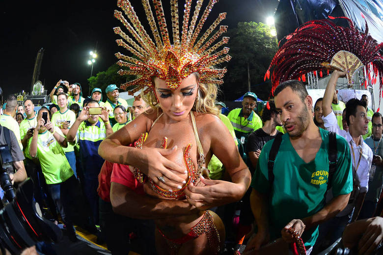 Andressa Urach saiu como madrinha de bateria