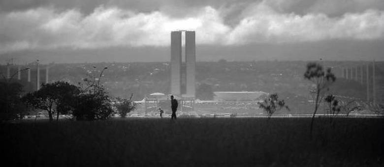 A sexta-feira (27) no Distrito Federal será de sol alternando com pancadas de chuva e possíveis trovoadas. Segundo o site Tempo Agora, a temperatura mínima será de 17°C e a máxima 28°C. A umidade relativa do ar deve variar entre 43% e 69%