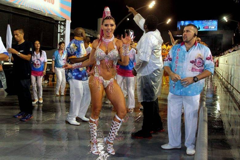 A ex-panicat Taís Bianca também desfilou