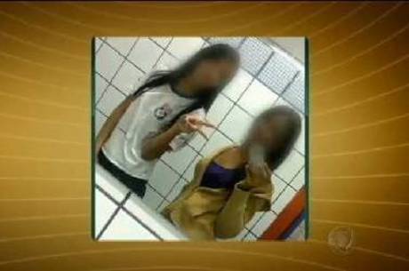 Fotos foram parar nos celulares dos colegas e depois nas redes