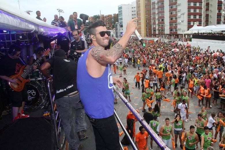 Na pipoca, os não-pagantes de abadá, começaram a surgir
alguns fãs de sertanejo