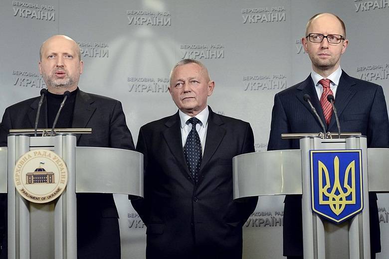 O Presidente interino da Ucrânia, Oleksander Turchinov
(esquerda), o primeiro-ministro Arseny Yatseniuk (direita) e o ministro da
Defesa, Ihor Tenyukh, falam a jornalistas em Kiev. A Ucrânia colocou suas Forças
Armadas em alerta de combate neste sábado (1º) e alertou a Rússia que qualquer
intervenção militar no país levará a uma guerra