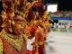 Terceira escola a desfilar nesta noite, a Mocidade Alegre entrou na avenida com a autoridade de quem carrega o título de bicampeã do Carnaval