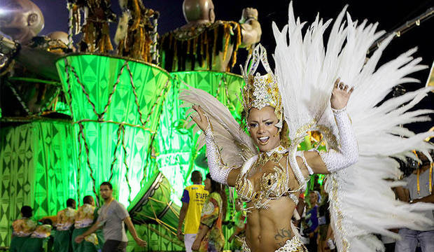 Primeiro dia de desfile do grupo especial levanta arquibancada