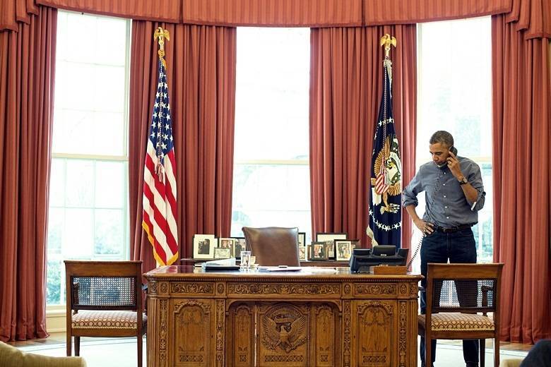 O Presidente dos EUA, Barack Obama, fala ao telefone com o presidente russo, Vladimir Putin, sobre a situação na Ucrânia. A assessoria da Casa Branca disse que Obama e Putin conversaram por 90 minutos e que esta foi a segunda ligação telefônica nos últimos oito dias para tratar da situação na UcrâniaVeja todas as notícias de Internacional